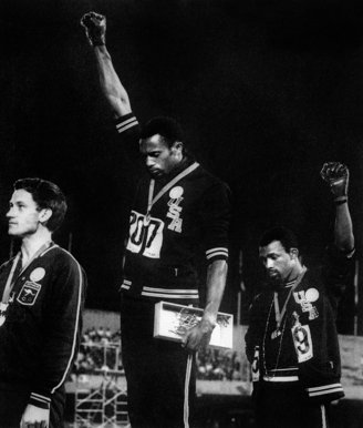 3- la-banane-qui-parle-Tommie Smith et John Carlos lèvent le poing lors des JO de Mexico en 1968. AFP