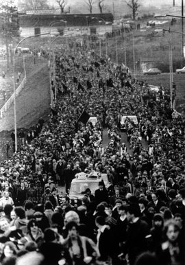 6- la-banane-qui-parle-Les funérailles de Bobby Sands. AFP
