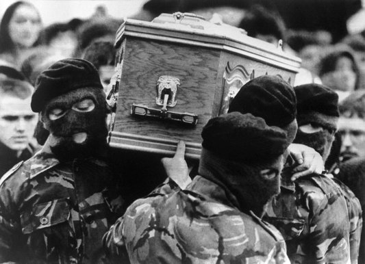 8- la-banane-qui-parle-Les funérailles de Bobby Sands. AFP