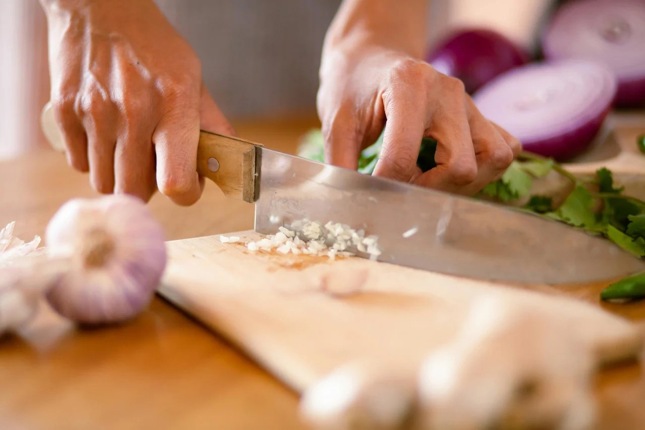 Les bases pour transformer un oignon en petits morceaux de chef